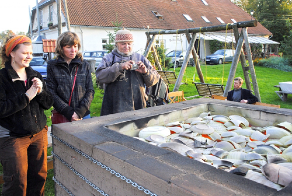 Māla trauki ir novietoti ceplī un pārklāti ar lauskām. No kreisās – Laura Ikerte, Irēna Saltā un Evalds Vasilevskis.