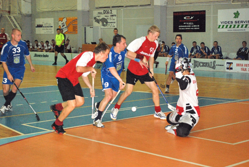 Pretinieka vārtiem uzbrūk Latvijas izlases kandidāti Gints Velmunskis un Pēteris Zeltiņš.