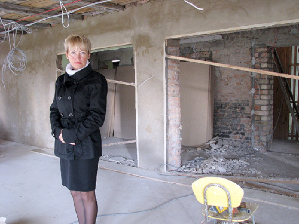 Sandra Paegle, kultūras nodaļas vadītāja, rāda telpu Svitenes topošā saieta nama ēkas trešajā stāvā, kurā notiks nodarbības interešu grupām.