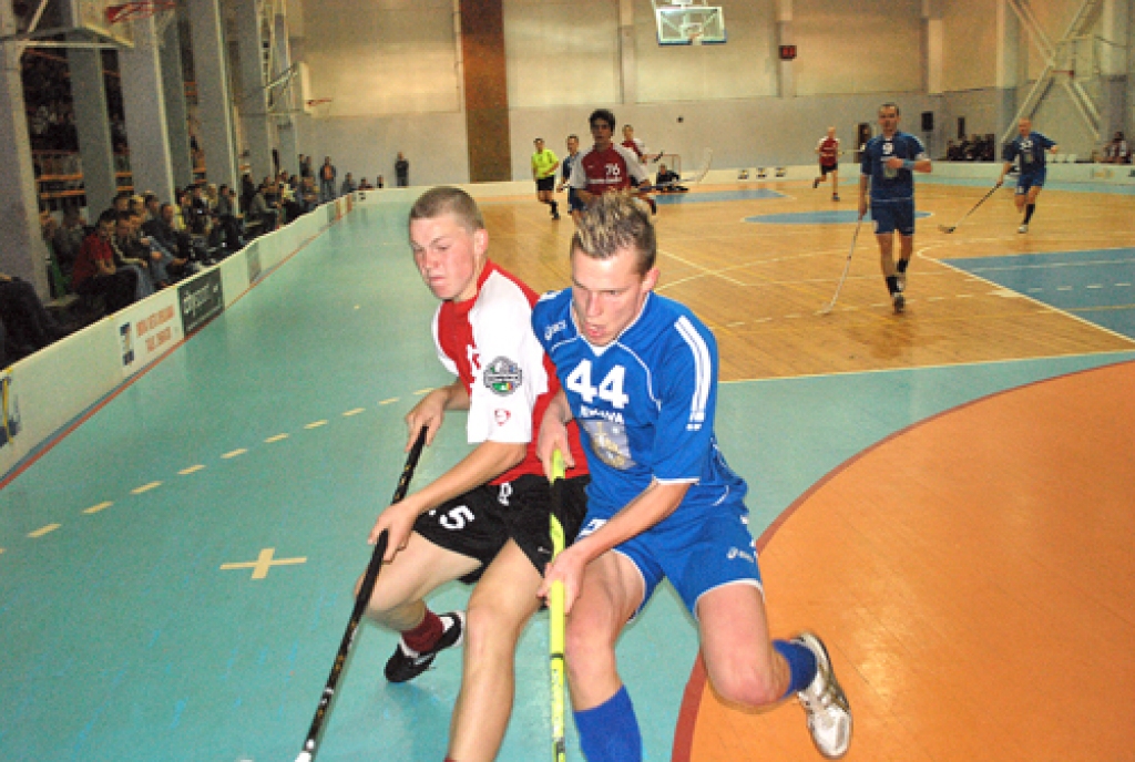 Toms Niedre (no kreisās) spēlē ar «Ķekavas» klubu divreiz rezultatīvi piespēlēja.