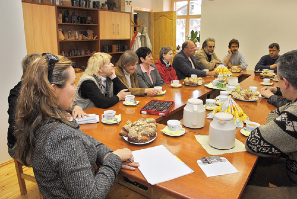 Benita Svareniece (no kreisās), Bauskas bērnu un jauniešu centra direktore, rosina dažādu nozaru speciālistus izteikt viedokli par Bauskas amatniecības centra perspektīvām. 