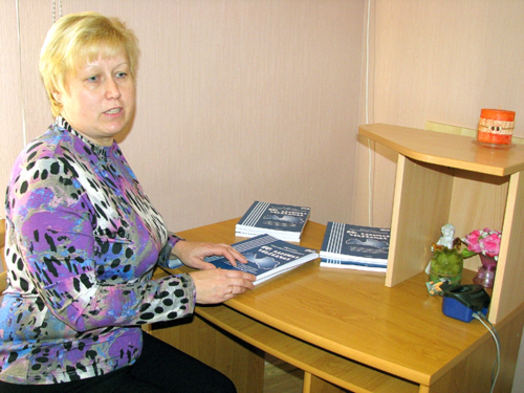 Sandra Dervīte 25. septembrī dežurēja iecirknī, kas izveidots Ceraukstes tautas namā. Interesentiem, kas ieradīsies vēlēšanu iecirknī, būs iespēja izlasīt īpašu 10. Saeimas vēlēšanām veltītu bukletu.