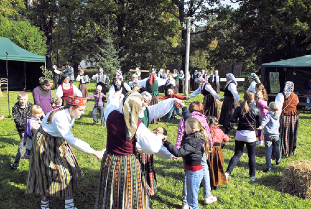 Rundāles novada, sadarbības partneru un draugu amatierkopas Miķeļdienas uzvedumā Svitenes parkā.