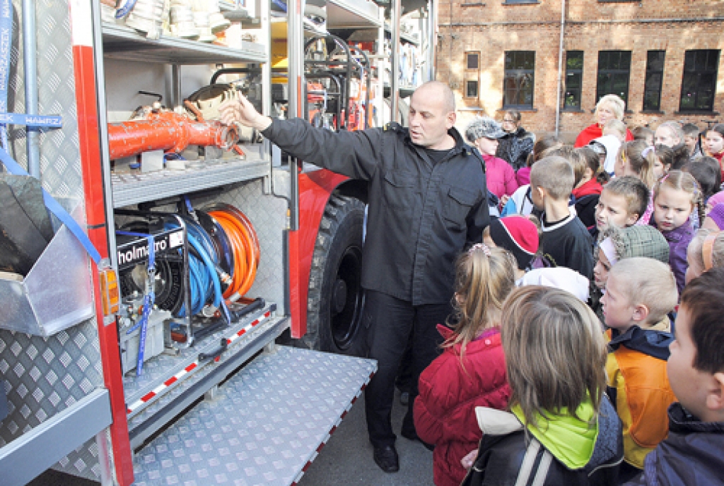 Uz Bauskas pamatskolu atbraucis modernākais Bauskas ugunsdzēsēju automobilis.