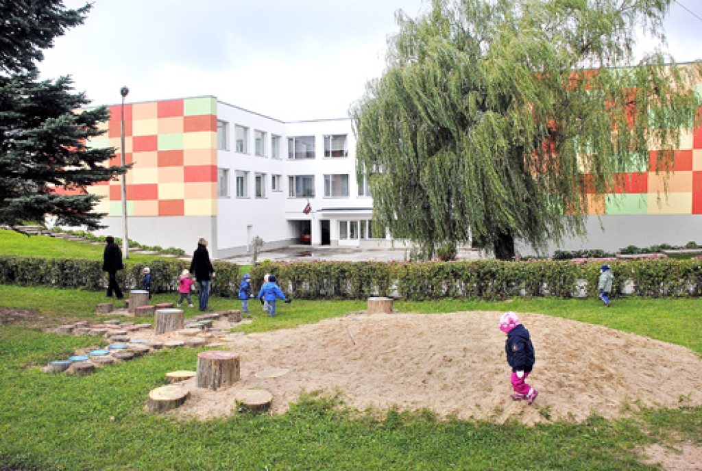 Pirmsskolas iestādes ēka Vecumniekos ir atjaunota, iesaistoties ERAF finansētā projektā. 