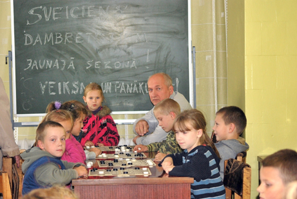 Skolotājs Ilgvars Ūdris kopā ar saviem audzēkņiem.