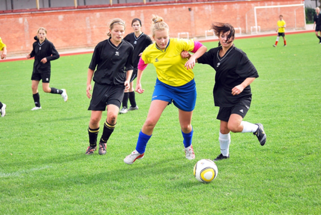 Bauskas BJSS futbolistes (melnos tērpos) un viesu komandas spēlētājas par bumbu cīnījās visai agresīvi. 