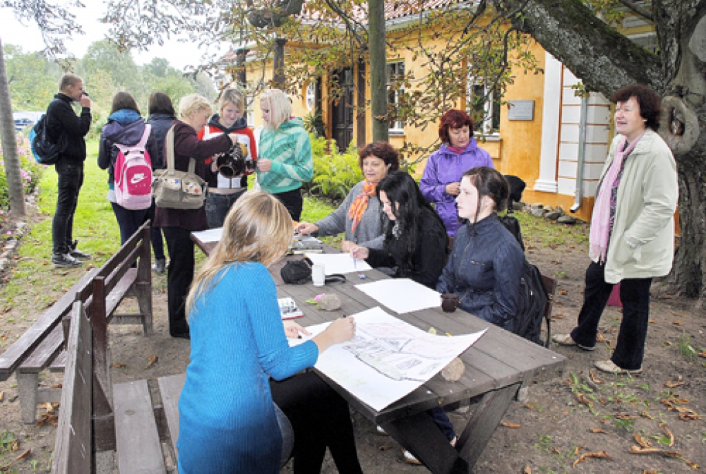 Skolotāja Vija Cerusa (sēž trešā no labās) sadarbībā ar kolēģiem Dzejas dienā organizēja radošo talantu pēcpusdienu.