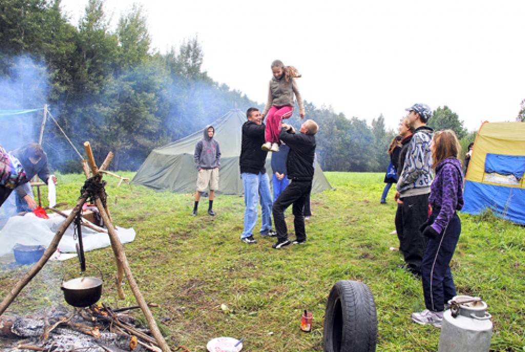 Agnesei Indriksonei, Misas vidusskolas audzēknei, piedzīvojumu sacīkšu «Open Season» dalībniecei, 18. septembrī bija šūpļa svētki, un viņa «uzlidoja gaisā» 12 reižu.