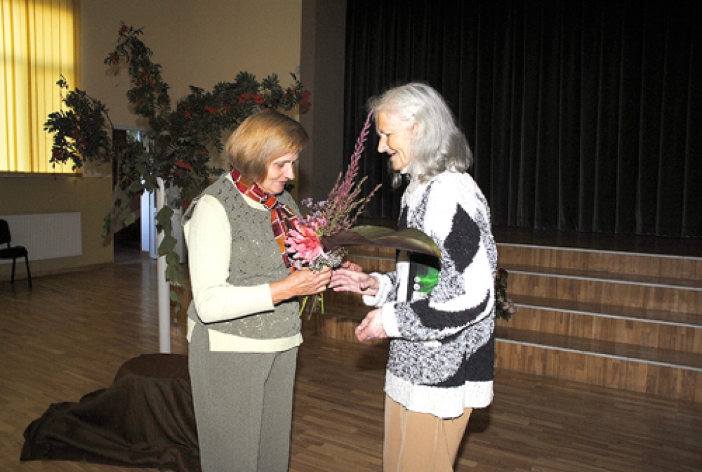 Ar rudens ziediem Aļa Ošecka sveica Bauskas literātu apvienības dalībnieci Ainu Medni (no labās) un runāja no galvas arī viņas rakstītu dzejoli.
