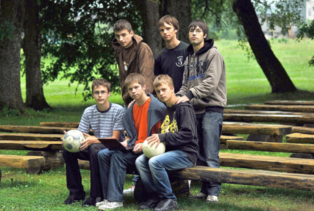 Bārbeles «Fantāzijas futbola līgas» komandas pārstāvji – Toms Godļevskis, Mārtiņš Šteinalts, Kristaps Kļaviņš (stāv no kreisās), Roberts Kļaviņš, Roberts Osipovs, Nauris Godļevskis (sēž no kreisās).