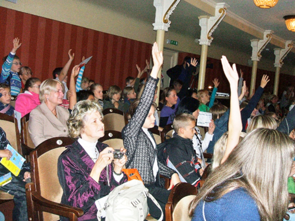 Bērni piedalās konkursā. 