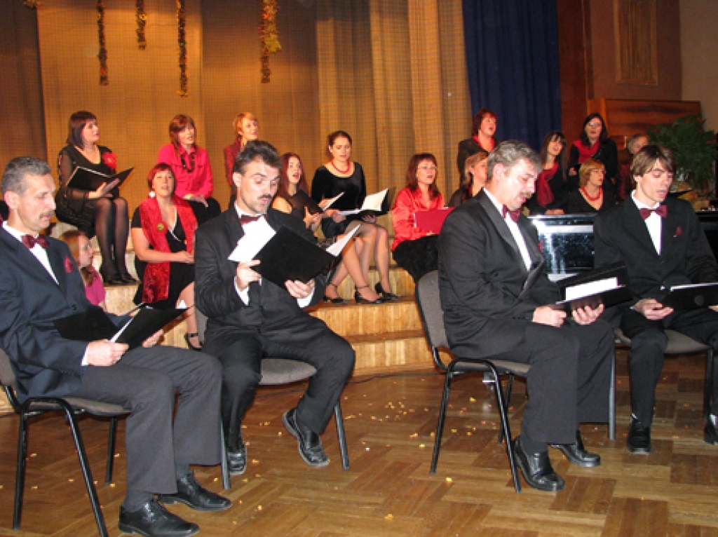 Vecumnieku pagasta jauktais koris «Maldugunis» izpilda dziesmas no Jaunā Rīgas teātra izrādes «Latviešu mīlestība». 
Autors: Vilnis Auzāns