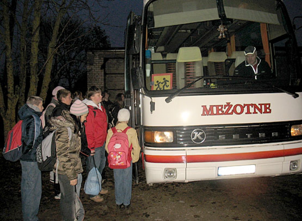 Skolēnu pārvadāšanu Bauskas novadā veic trīs pakalpojumu sniedzēji: SIA «Rundāles auto», «Aips» un «Kilometriņš».
Autors: no «Bauskas Dzīves» arhīva.