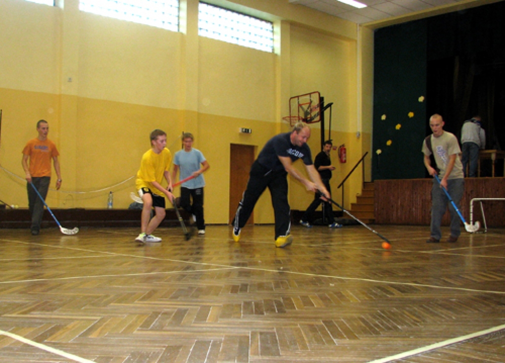 Florbola sacensībās komandās ir dažādu vecumu dalībnieki.
Autors: Vilnis Auzāns