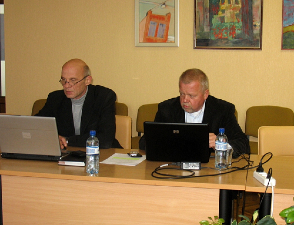 Deputāts, Bauskas slimnīcas vadītājs Uģis Zeltiņš (no labās), īsā uzrunā pārliecināja kolēģus sūtīt vēstuli Valsts prezidentam, Veselības ministrijai, Latvijas Pašvaldību savienībai ar aicinājumu neatliekamās medicīniskās palīdzības dienestam neignorēt Bauskas slimnīcu. 
Autors: Vilnis Auzāns