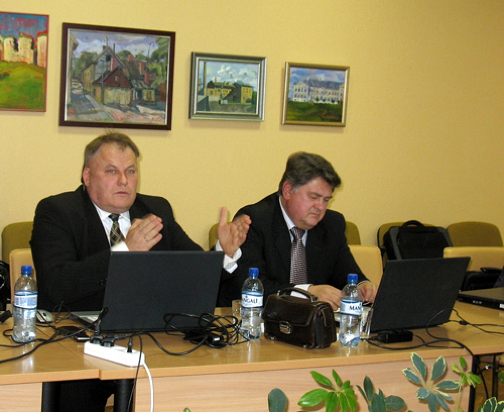 «Tumsonība, uz priekšu! Lieciet sārtā tos, kas progresīvi domā!» tāda ir  deputāta Gintauta Tarvida (no kreisās) pārliecība par tiem, kas vēlas aizliegt ģenētiski modificētu organismu izmantošanu kultūraugu audzēšanā. Deputāts Jānis Rumba šajā sauklī neieklausījās un balsoja par aizliegumu. Tādi kā viņš bija mazākumā, tikai četri deputāti. 
Autors: Vilnis Auzāns