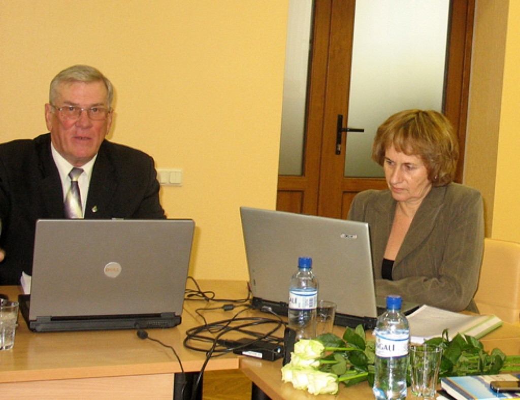 Domes izpilddirektore Dagnija Ludrika iecerējusi optimizēt administrācijas darbu. Tādēļ viņa kopā ar kolēģiem dodas apgūt pieredzi uz citām Latvijas pašvaldībām. Uz Dobeli aizbrauca arī deputāts Juris Cielavs, kā arī Ārija Gaile un Vera Purmale. 
Autors: Vilnis Auzāns