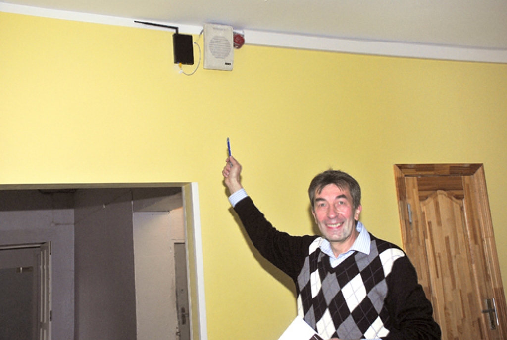 Iecavas vidusskolas informātikas skolotājs Edgars Šmits demonstrē bezvadu rūteri, kas ir viena no skolas kopējā bezvadu lokālā datoru tīkla sastāvdaļām. 
Autors: Ivars Bogdanovs