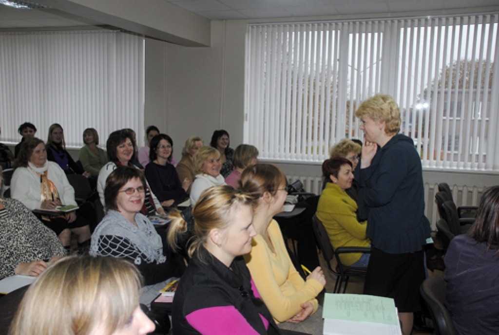 Vairāk nekā 30 Bauskas un Rundāles novada skolu pedagogi trīs dienas strādās klašu audzinātājiem rīkotajos kursos. 28. oktobrī lekciju pedagogiem vada Rīgas Pedagoģijas un izglītības vadības akadēmijas lektore Antra Līne.
Autors: Ivars Bogdanovs