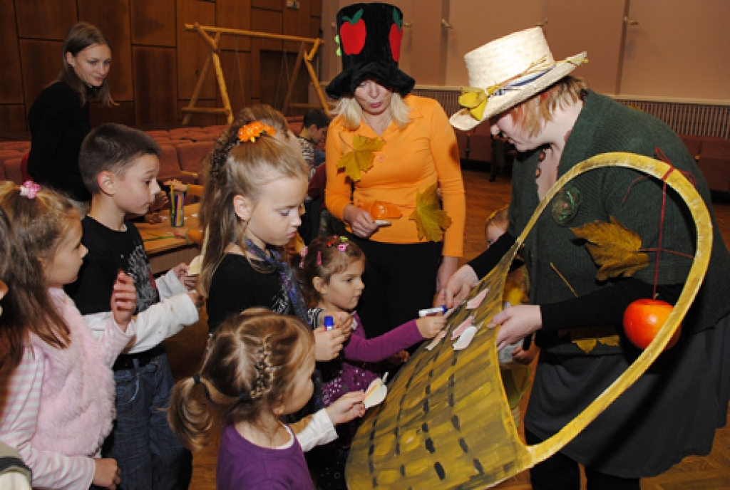 Īslīces kultūras nama pulciņu bērni izklaidējās sezonas atklāšanas pasākumā.
Autors: Ivars Bogdanovs