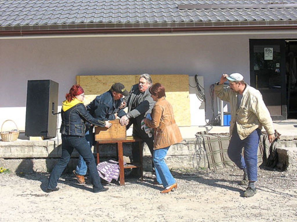 Luga «Labais gariņš». Tajā darbojas aktieri no Valles: Linda Skosa (no kreisās), Gunvaldis Skosa, Gunārs Skujevskis, Biruta Krēmere un Gunārs Stikuts.
Autors: no «Bauskas Dzīves» arhīva