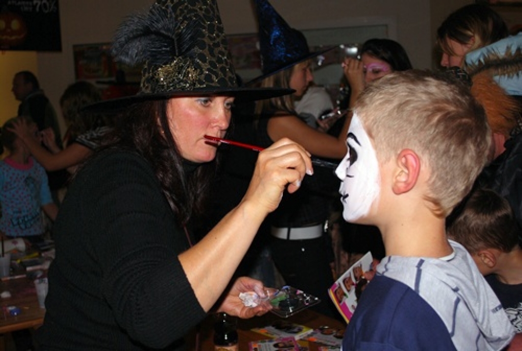 Arī pagājušajā gadā Helovīna svētkos Bauskas lielveikalā «Rimi» bija daudz jautru izdarību.
Autors: no «Bauskas Dzīves» arhīva