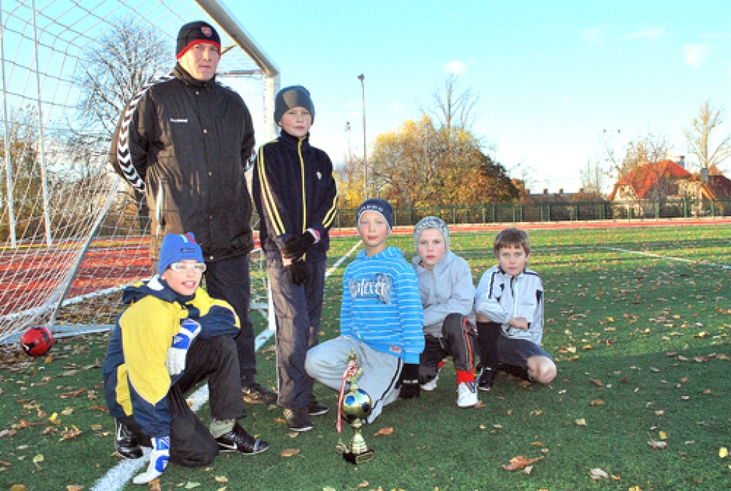 Bauskas BJSS jaunie futbolisti brīvdienu laikā treniņā ieradās ar Rīgā iegūto trofeju – kausu par pirmo vietu.
Autors: Uldis Varnevičs