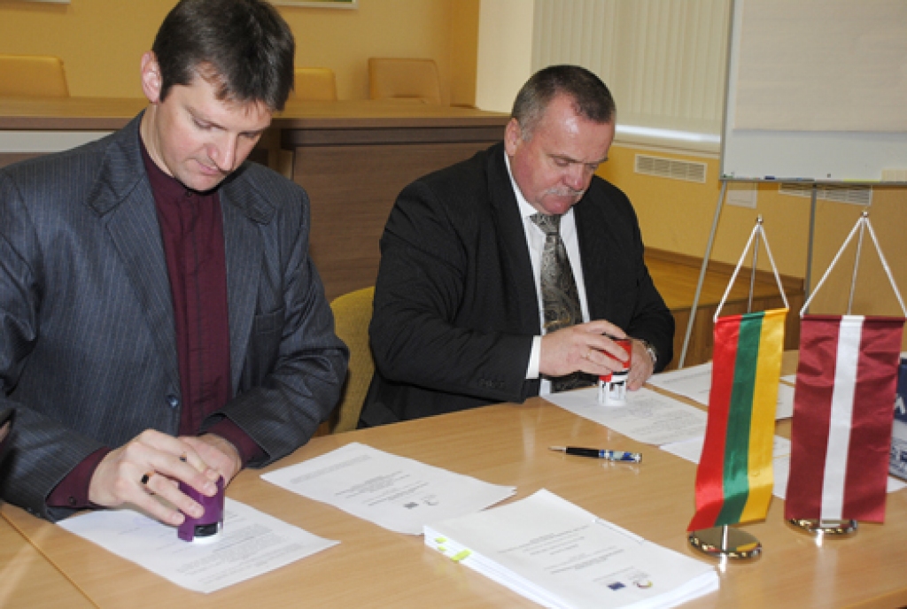 Latvijas un Lietuvas pārrobežu sadarbības projektu paraksta Bauskas novada domes priekšsēdētājs Valdis Veips un  Radvilišķu kultūras centra direktors Romualds Juzukonis.
Autors: Ivars Bogdanovs