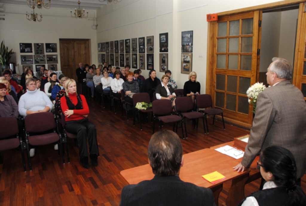 Bauskas pilsētas pārvaldes vadītājs Jānis Mičulis kopā ar SIA «Bauskas namsaimnieks» un SIA «Vides serviss» valdes locekļiem Jolantu Ķikuti un Egilu Pukinski ne tikai apsveica čaklākos sētniekus, bet uzklausīja arī viņu ieteikumus un sūdzības.
Autors: Ivars Bogdanovs