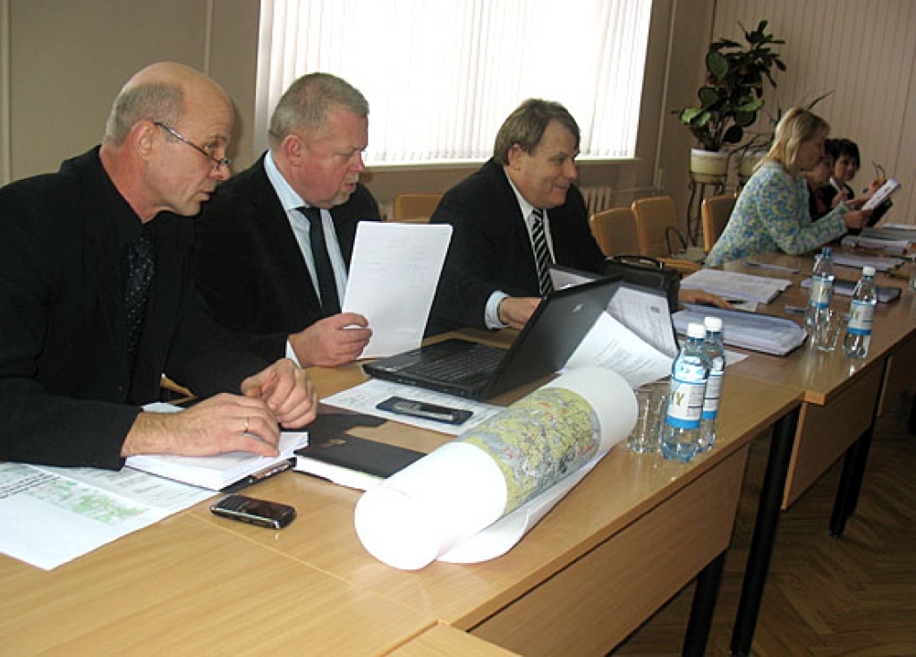 Ceturtdien novada domes sēdē deputātiem jāpieņem vairāki svarīgi lēmumi. Attēlā - Jānis Feldmanis, Uģis Zeltiņš, Gintauts Tarvids.
Autors: no «Bauskas Dzīves» arhīva.