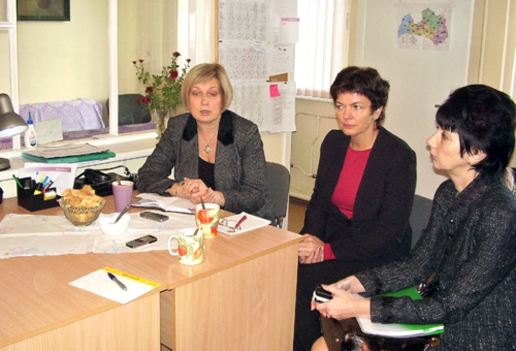 «Jūs labāk pazīstat teritoriju, vietējos ceļus, varat palīdzēt dispečerim Jelgavā vai Rīgā ar padomu, kā ātrāk sasniegt pacientu,» pieredzējušām ātrās palīdzības mediķēm Bauskā skaidroja dienesta vadības pārstāves Renāte Pupele  (no kreisās), Dzintra Jakubaņeca un NMP Zemgales reģionālā centra vadītāja vietniece Rita Dobriņina.
Autors: Inga Muižniece