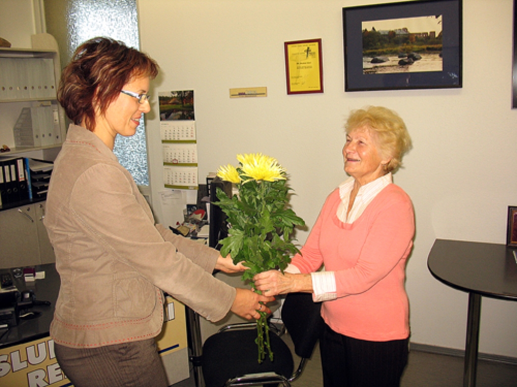 Īslīciete Ilga Saltupe laikraksta jubilejā pasniedz ziedus «Bauskas Dzīves» mārketinga speciālistei Dacei Karļukai, viņas abas ir dzimušas 27. oktobrī.
Autors: Ilva Kalniņa