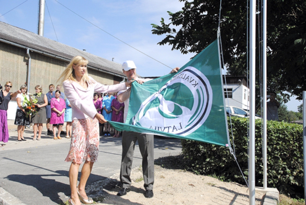 Pie SIA «Kronis» šovasar mastā pacēla biedrības «Mārketinga padome» Kvalitātes karogu.
Autors: no «Bauskas Dzīves» arhīva