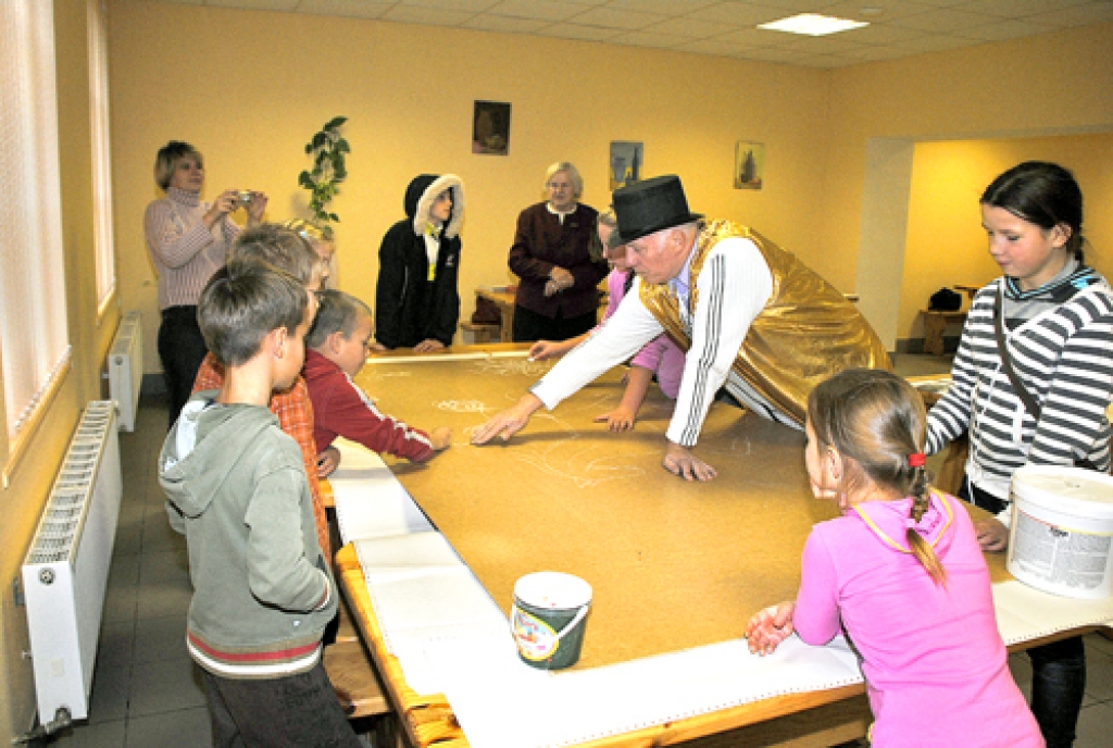 Jānis Anmanis Kurmenes pamatskolā vadīja mākslas meistarklasi.
Autors: no «Bauskas Dzīves» arhīva