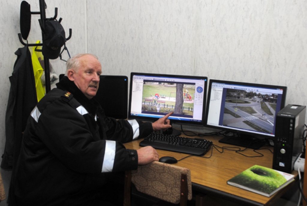 Bauskas pilsētas kārtībnieks Aldonis Buls demonstrē monitoros attēlus, ko fiksē pilsētā uzstādītās videonovērošanas kameras.
Autors: Ivars Bogdanovs
