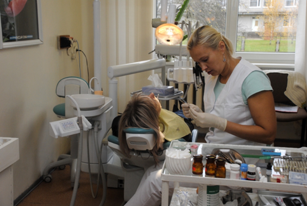 Ieva Bērziņa SIA «Bauskas zobārstniecība» strādā pavisam neilgi. Viņas vēl viena darbavieta ir Rīgā. Speciāliste atzīst, ka aprīkojums Bauskā nav neko sliktāks kā galvaspilsētā. Tas nav pats jaunākais, bet nepieciešamās funkcijas pilda.
Autors: Ivars Bogdanovs