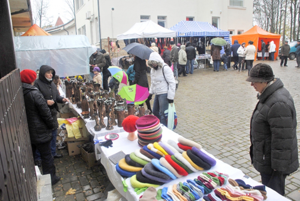 Jaunajā tirgošanās vietā Bauskā svētdien bija gana plašs preču klāsts, arī pircēju pietiekami.
Autors: Ivars Bogdanovs
