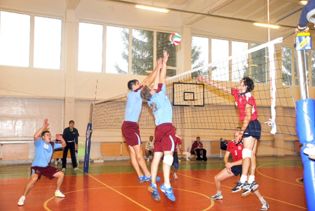 Nesen izveidotā volejbola komanda «Rundāle/Bauska» (no kreisās) sezonu sākusi, apliecinot cīņassparu.
Autors: Ivars Bogdanovs