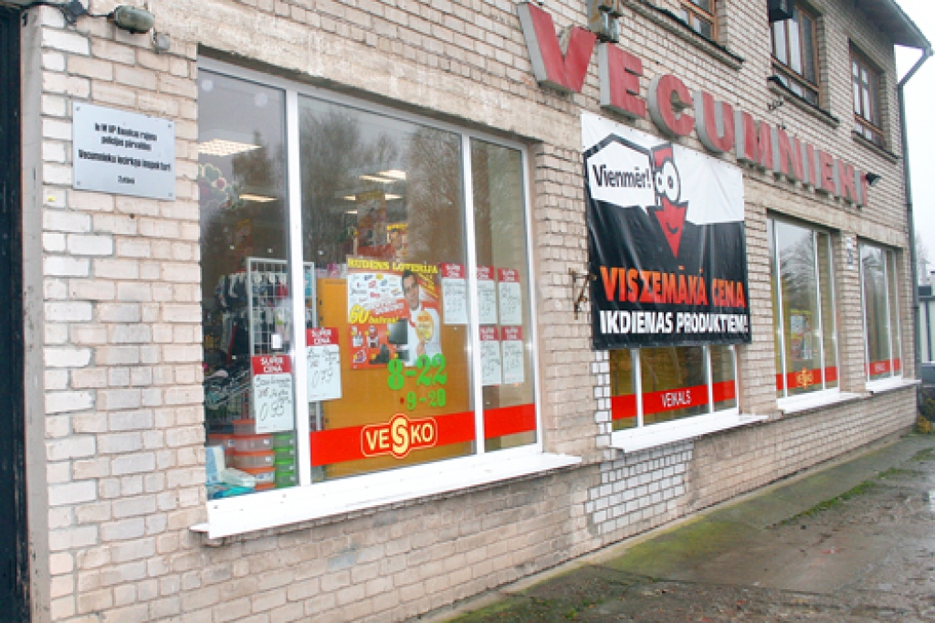 Kā liecina fotoattēls, apzagtā veikala otrajā stāvā ir darba telpas Valsts policijas Vecumnieku iecirkņa inspektoriem. Viņi gan tur ierodas tikai darba laikā. Tomēr šīs zādzības fakts parāda, ka policijas klātbūtni zagļi nerespektē.
Autors: archee