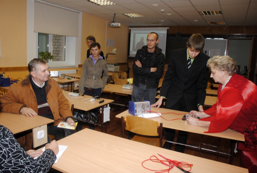Vecumnieku vidusskolā. Skolotāja Aldona Alenčika (no labās) absolventiem Andrejam Zvilnam (no kreisās), Vitai un Valdim Devjatņikoviem demonstrē jauninājumus fizikas kabinetā.
Autors: Juris Iļņickis
