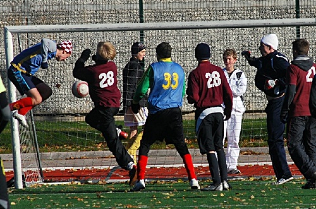 Izšķirīgos vārtus pēc stūra sitiena izspēles spēlē ar Uzvaras vidusskolu gūst Bauskas 1. vidusskolas futbolists Rihards Dervins (no kreisās). 
Autors: Uldis Varnevičs