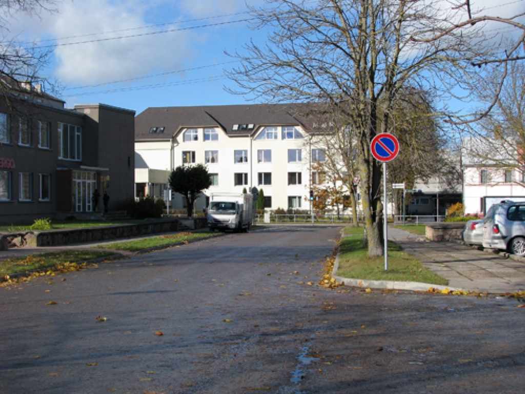 Vadītājiem jāpievērš uzmanība nesen Parka ielas labajā malā uzstādītajai ceļa zīmei. Tā norāda, ka ielas malā drīkst apstāties un stāvēt ne ilgāk par piecām minūtēm. 
Autors: Vilnis Auzāns