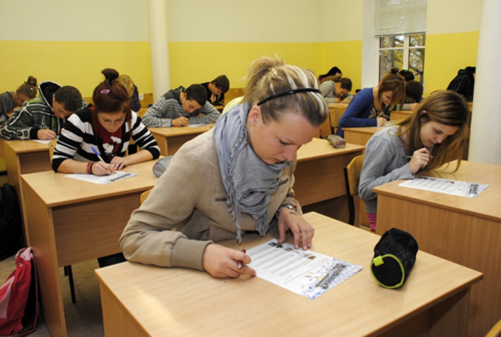 Īslīces vidusskolas 9.b klases audzēkņi sasprindzina atmiņu, lai atcerētos svarīgākos aizvadītā gada notikumus. Priekšplānā Zane Pelūde. 
Autors: Ivars Bogdanovs