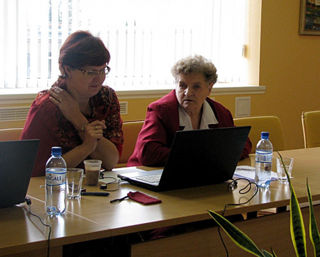 Bijusī Bauskas pilsētas domes priekšsēdētāja Ārija Gaile (no labās) izbrīnīta par šādu jurista uzstājību: «Veciem cilvēkiem, represētajiem iet un lūgt sev šādu dāvanu – tas ir pazemojums. Esmu pārliecināta, daudzi šo iesniegumu nerakstīs. Šie cilvēki ir tik daudz jau izcietuši, ka vēl šādā veidā neies pazemoties.» 
Autors: Vilnis Auzāns