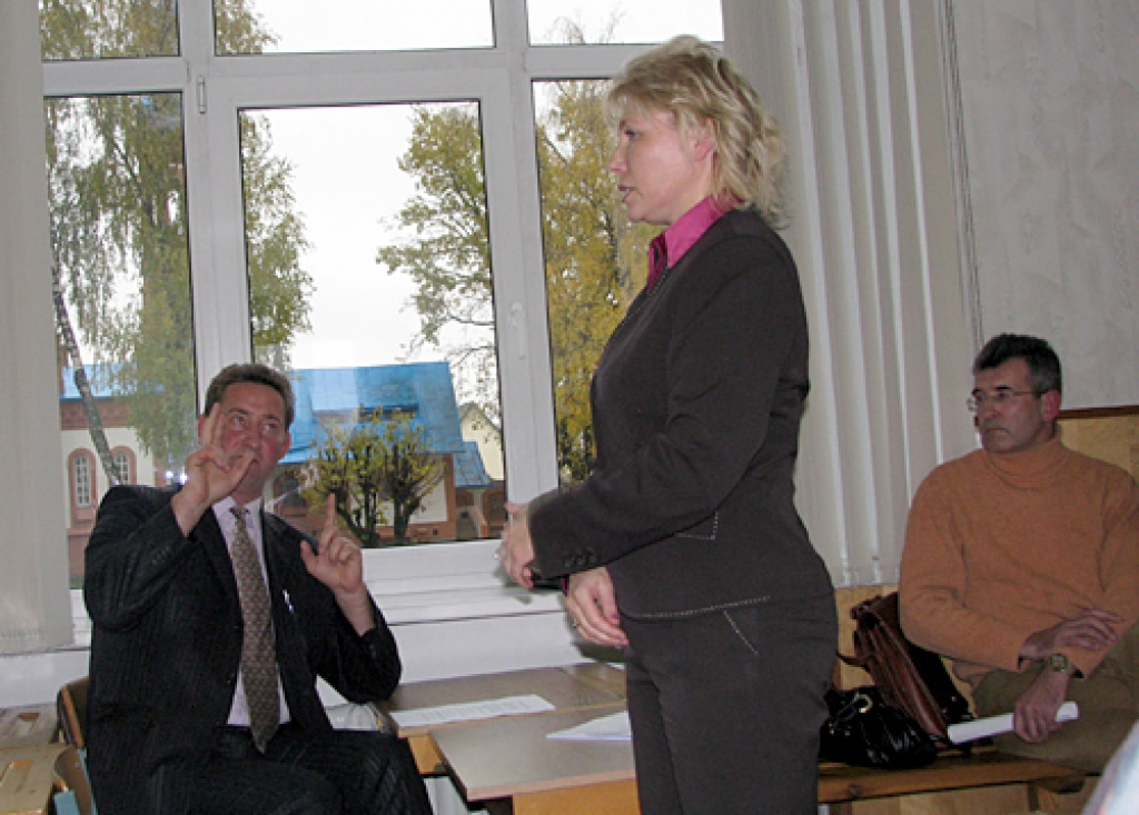 Bauskas novada Izglītības pārvaldes vadītājas Aijas Spriņķes skaidrojumu par 1. vidusskolas pārveidošanu divās mācību iestādēs – ģimnāzijā un pamatskolā – līdz galam nav izpratis direktors Raimonds Žabovs. 
Autors: Vilnis Auzāns