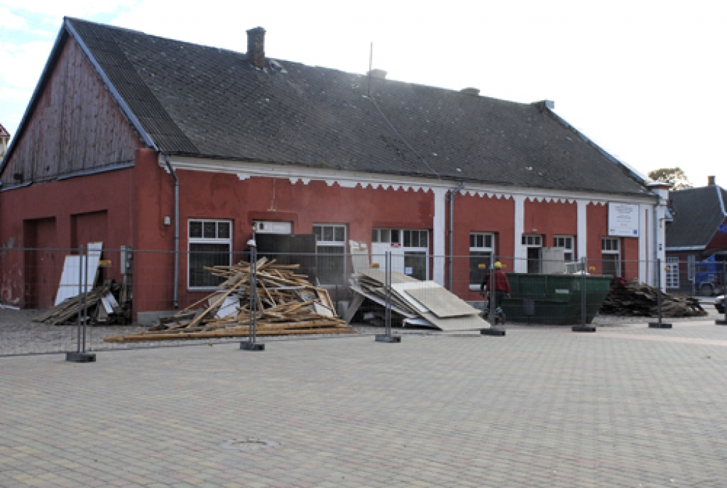 Celtnieku uzstādīts nožogojums kopš 18. oktobra ieskauj bijušo Bauskas Rātsnama ēku.
Autors: Ivars Bogdanovs