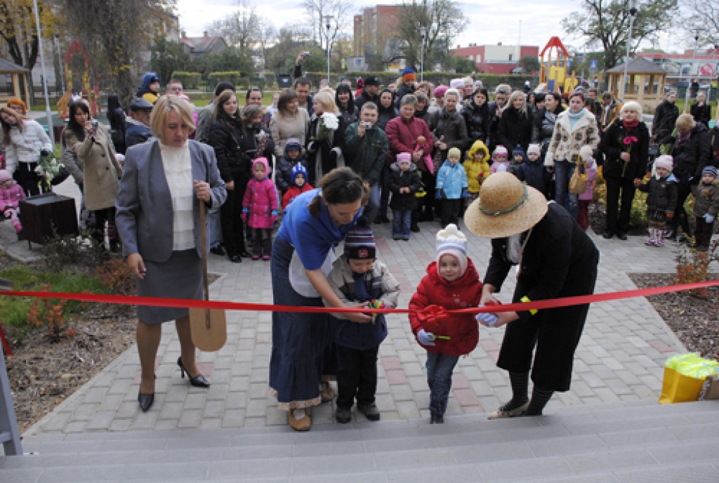 Svinīgo lenti pārgriež pirmsskolas iestādes «Pasaulīte» jaunie audzēkņi Edgars Saltais un Monta Kurmeņeva.
Autors: Ivars Bogdanovs