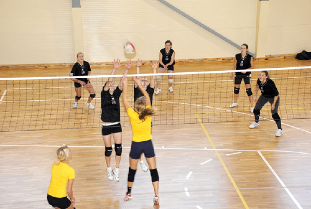 Vecumnieku volejbolistes (dzeltenos tērpos) sīkstā cīņā ar Valles volejbolistēm Rudens kausu turnīrā ieguva galveno balvu.
Autors: Ivars Bogdanovs