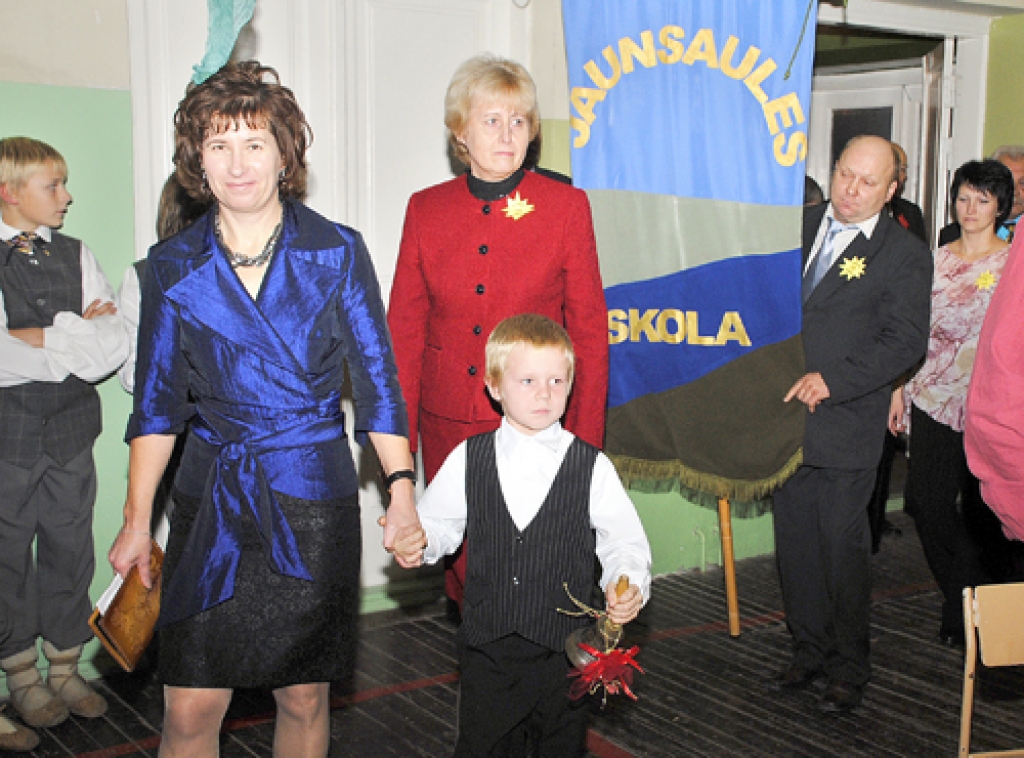 Skolas zvanu kopā ar vakara vadītāju un Jaunsaules skolas absolventi Ingu Grīnbergu ieskandina 1. klases audzēknis Haralds Jeromans.
Autors: Juris Iļņickis